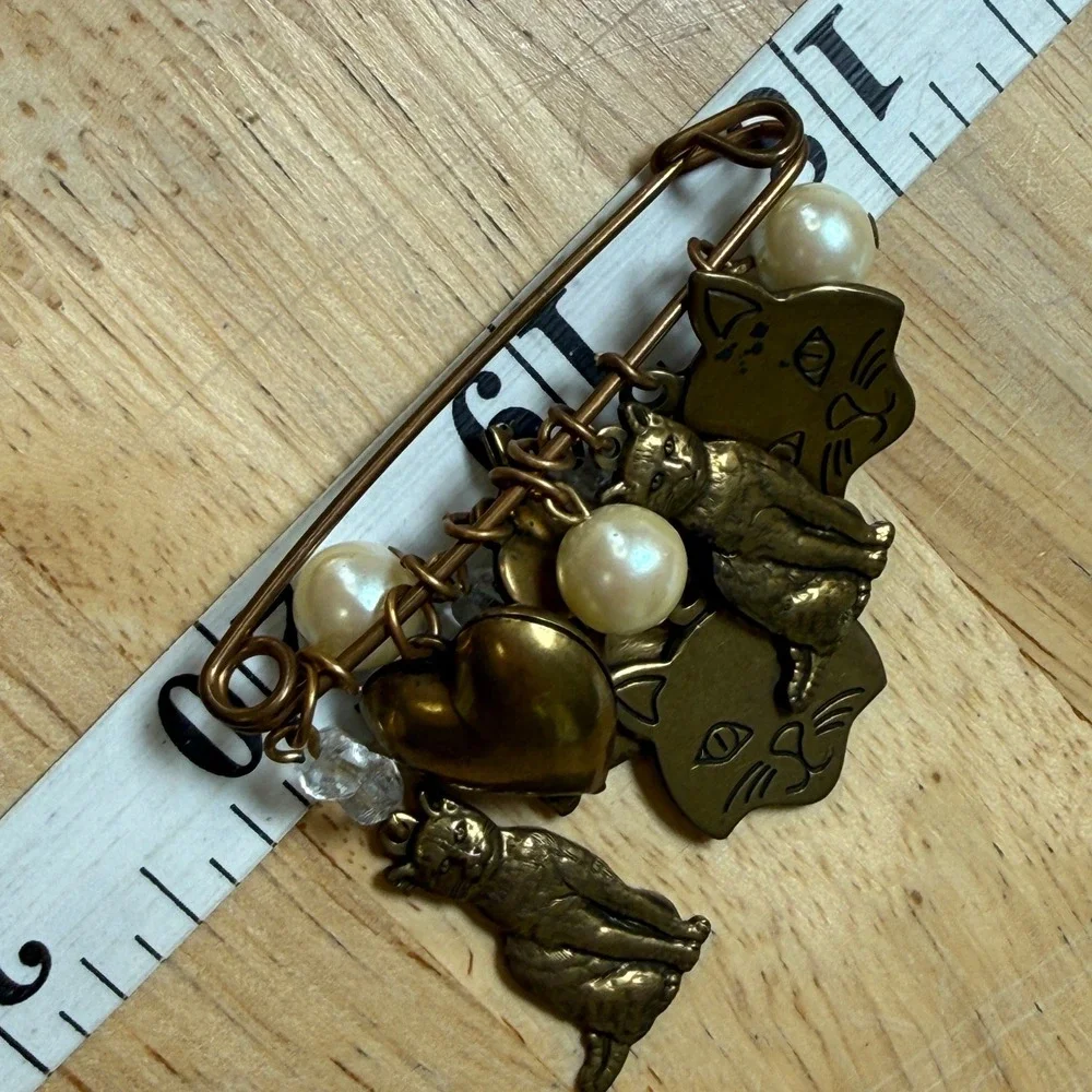 Vintage‎ Whimsical Cat Heart Pearl Charm Safety Pin Brooch Gold Bronze Tone